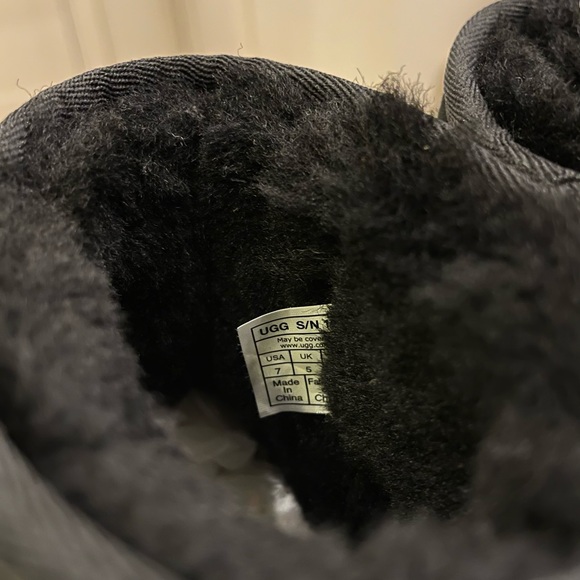 New UGG Women’s Black Classic Mini II Boot, Size US 7 - Picture 13 of 13